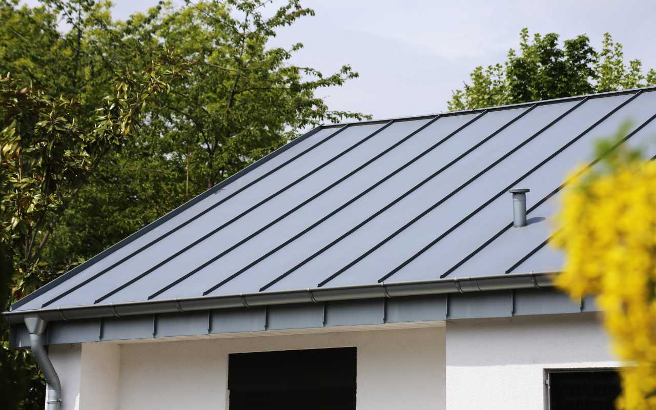 Metal roofing has gained global popularity due to its extended lifespan, minimal maintenance requirements, and energy-efficient characteristics.